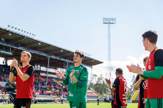 Östersunds målvakt Adam Benediktsson jublar