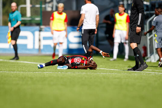 Östersunds Assiedou Yannick Armel Adjoumani har ont