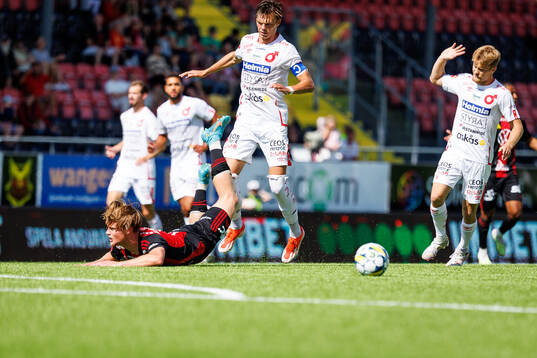 Östersunds Sebastian Karlsson Grach i akmp med Degerfors