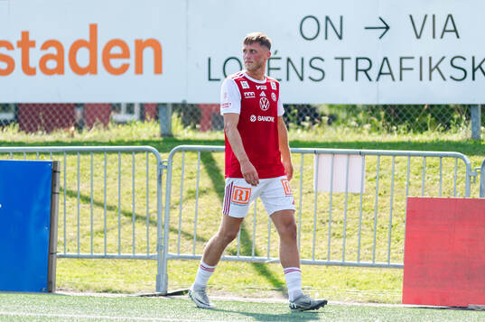 Sandvikens IFs Emil Engqvist lämnar planen
