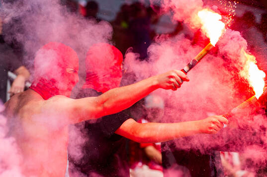 Sandvikens supportrar med pyroteknik
