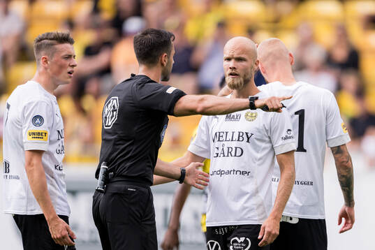 Mjällbys Viktor Gustafson reagerar på domslut