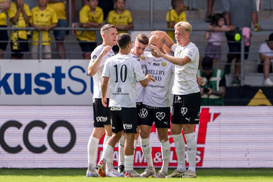 Mjällbys Elliot Stroud jublar