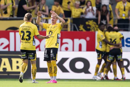 Elfsborgs Niklas Hult och Simon Hedlund jublar