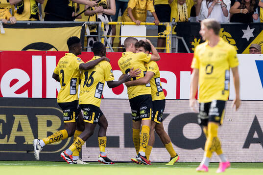 Elfsborgs Sebastian Holmen jublar med Besfort Zeneli
