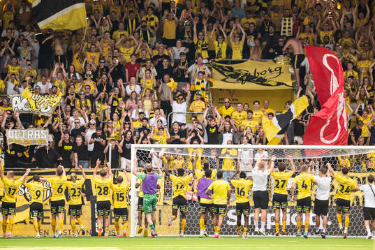 Elfsborgs spelare jublar med supportrarna