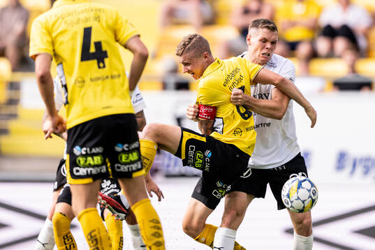 Elfsborgs Sebastian Holmen och Mjällbys Jacob Bergström