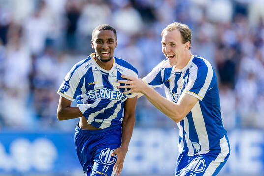 IFK Göteborgs Paulos Abraham jublar med Adam Carlén