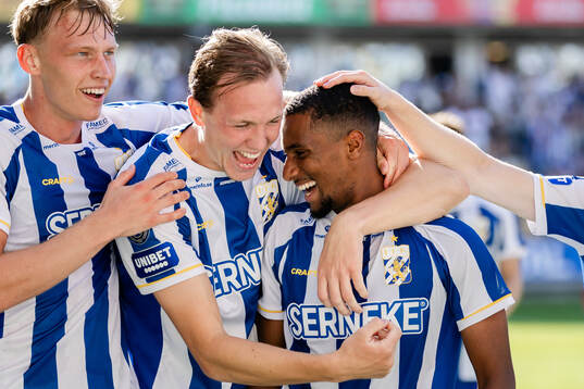 IFK Göteborgs Paulos Abraham jublar med Adam Carlén och