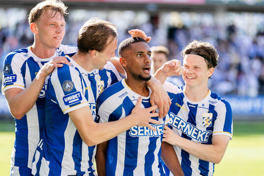 IFK Göteborgs Paulos Abraham jublar med Adam Carlén,
