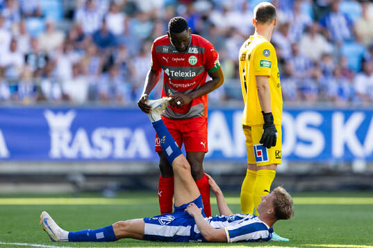 Västerås Frederic Nsabiyumva hjälper IFK Göteborgs