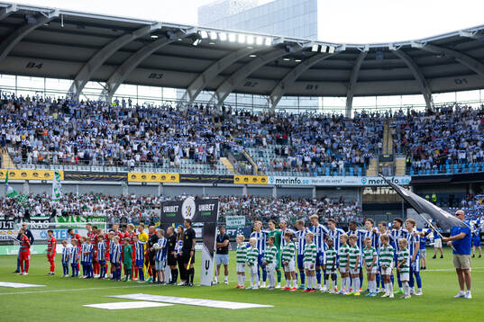Lagen på line up innan fotbollsmatchen i Allsvenskan