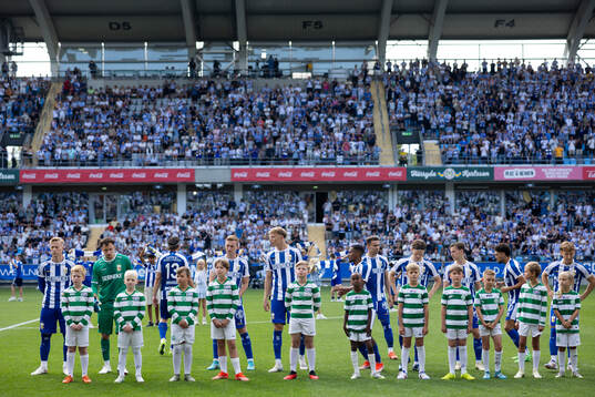 IFK Göteborgs spelare på line up innan fotbollsmatchen i