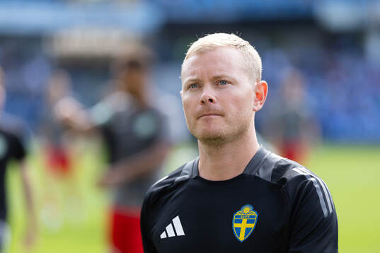 Domare Fredrik Klitte innan fotbollsmatchen i Allsvenskan