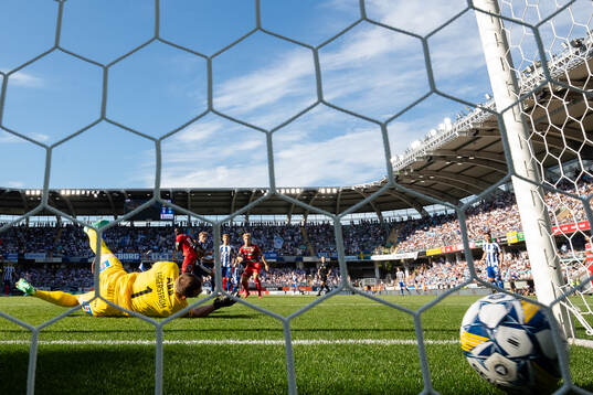 IFK Göteborgs Paulos Abraham skjuter 1-0 i mål bakom