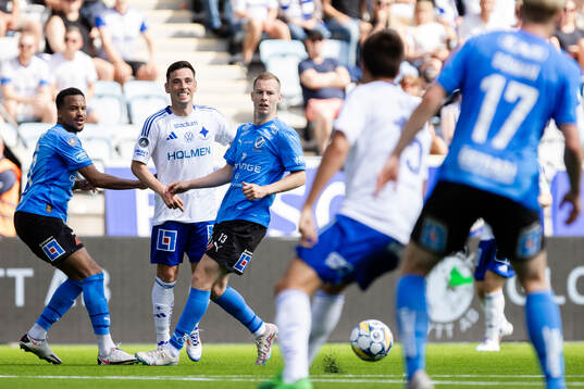 Halmstads Marcus Olsson och Gisli Eyjolfsson i en kamp mot