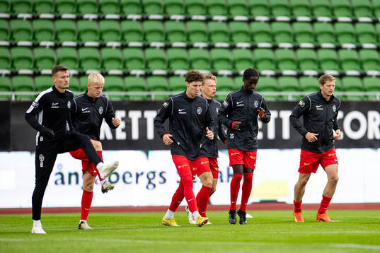 Landskronas spelare värmer