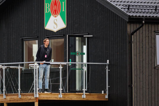 Varbergs Joakim Lindner vid sidan av planen