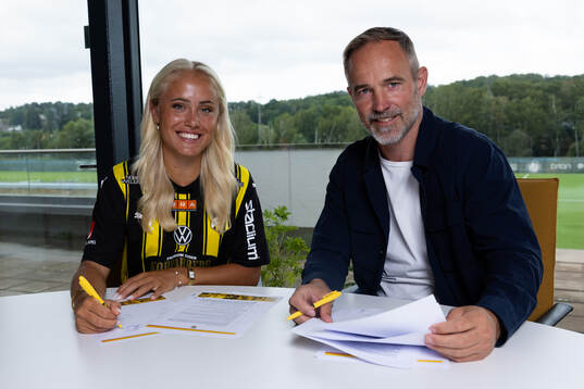Häckens nyförvärv Alva Selerud skriver på kontrakt ihop