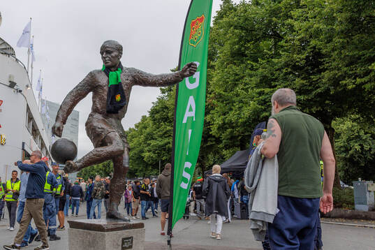 En utsmyckad Gunnar Gren staty