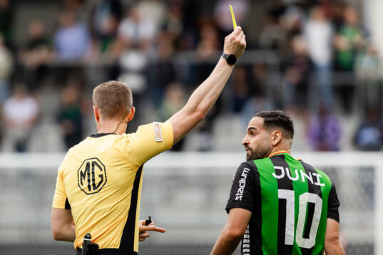 GAISs Mervan Celik får en varning
