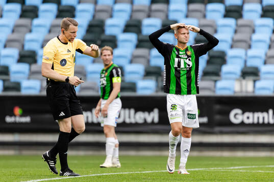 Domare Oscar Johnson vid ett spelavbrott