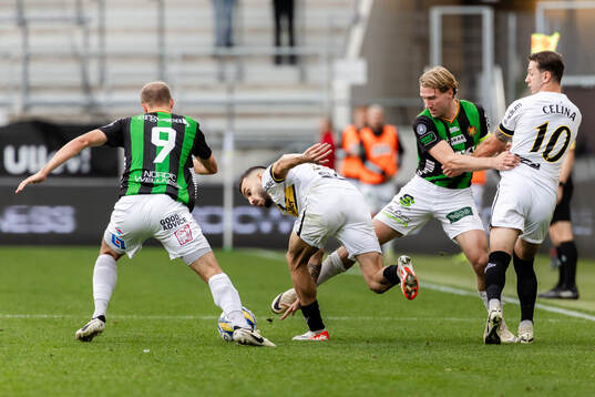GAIS Gustav Lundgren och August Wängberg försvarar mot