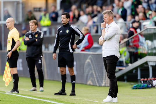 AIKs tränare Mikkjal Thomassen deppar