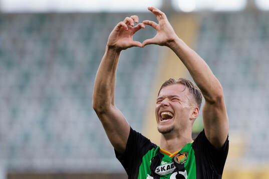 Alexander Ahl Holmström jublar