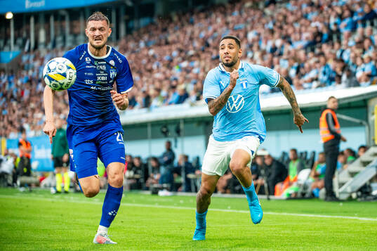 Albert Ejupi of Klaksvik and Sergio Pena of Malmö FF