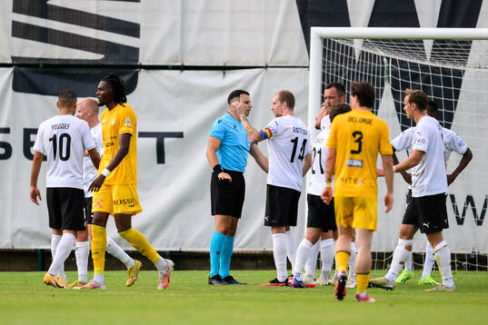 Simon Gustafson of Häcken and Referee Alessandro Dudic