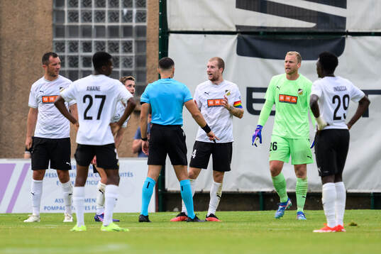 Simon Gustafson of Häcken and Referee Antoni Bandic