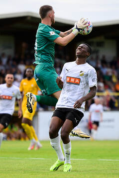 Didier Desprez of Diddeleng and Akoua Romeo Amane of Häcken