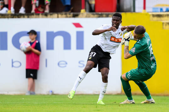 Akoua Romeo Amane of Häcken and Didier Desprez of Diddeleng