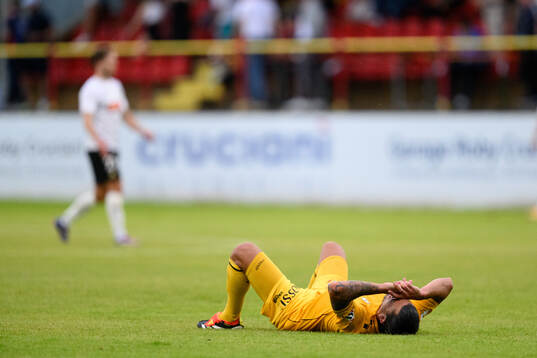 A player of Diddeleng looks ejected