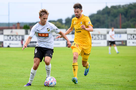 Pontus Dahbo of Häcken and Chris Stumpf of Diddeleng