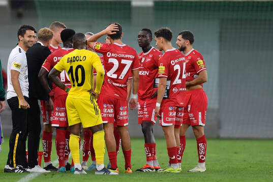 Michael Baidoo of Sheriff Tiraspol listen to the Manager