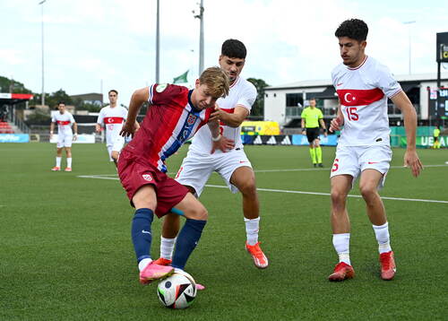 Benjamin Thoresen Faraas of Norway in action against Fahri