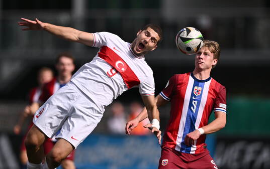 Poyraz Yildirim of Turkiye in action against Benjamin