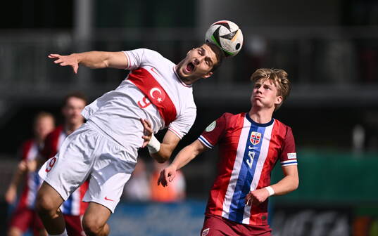 Poyraz Yildirim of Turkiye in action against Benjamin