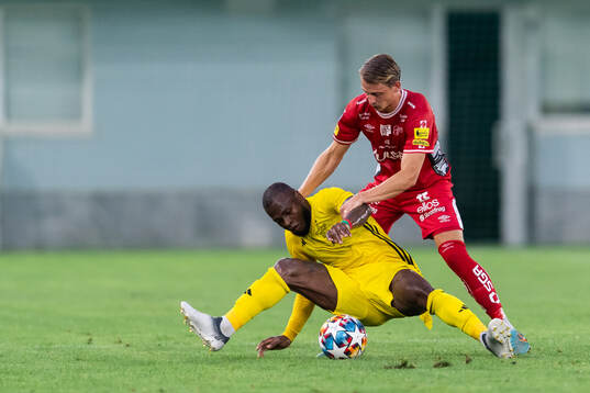 Simon Hedlund of Elfsborg and Cedric Badolo of Sheriff