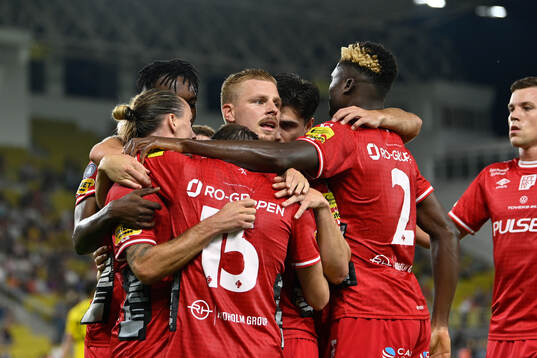 Simon Hedlund of Elfsborg celebrates with teammates