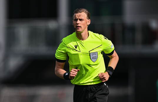 Referee Sander van der Eijk