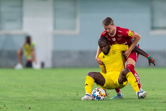Simon Hedlund of Elfsborg and Cedric Badolo of Sheriff