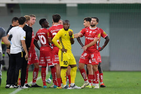 Michael Baidoo of Sheriff Tiraspol listen to the Manager