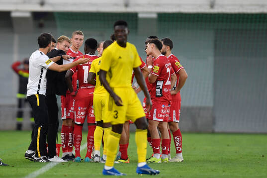 Michael Baidoo of Sheriff Tiraspol listen to the Manager