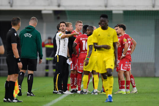 Michael Baidoo of Sheriff Tiraspol listen to the Manager