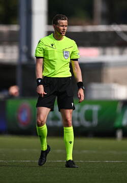 Referee Sander van der Eijk