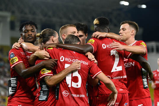 Simon Hedlund of Elfsborg celebrate with teammates