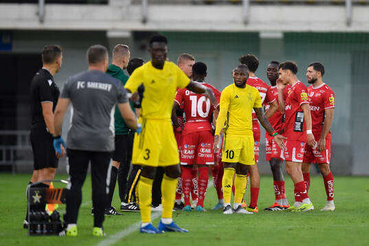 Michael Baidoo of Sheriff Tiraspol listen to the Manager